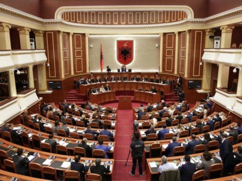 Parlamenti shqiptar ia lejon deputetit të flet maqedonisht