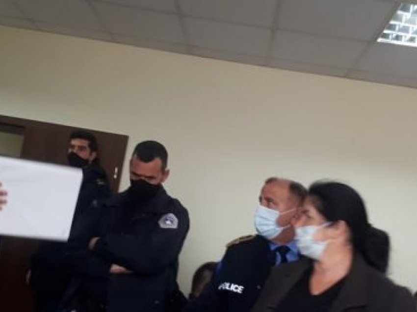 Të dëmtuarit lëshojnë sallën, pasi prokurori tha se djali i tyre nuk ishte vrarë me dashje në Deçan