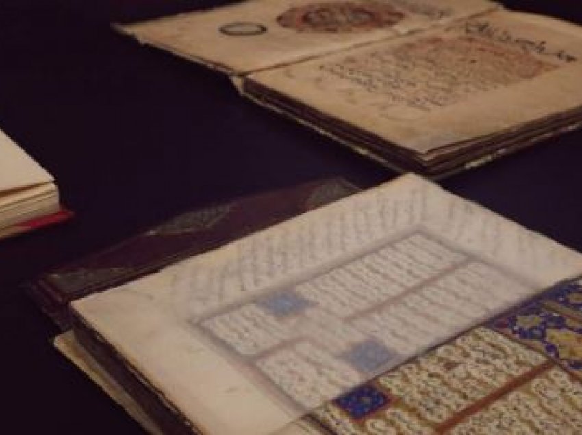 Vidhen libra me përmbajtje fetare në Fushë Kosovë 