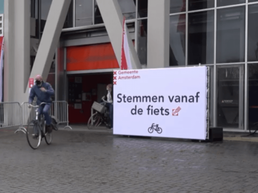 Sot dita e tretë e zgjedhjeve në Holandë, votuesit mund të futen me biçikleta në vendvotime