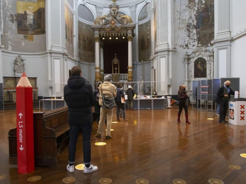 Kisha kthehet në qendër votimi në zgjedhjet në Holandë