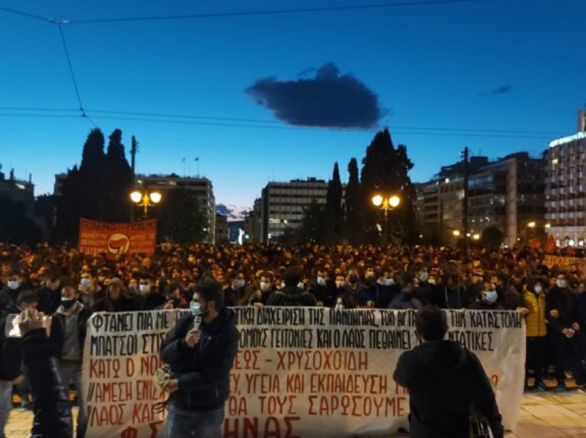 Protestë e qetë në qendër të Athinës për mbrojtjen e shëndetit dhe përforcimin e sistemit shëndetësor