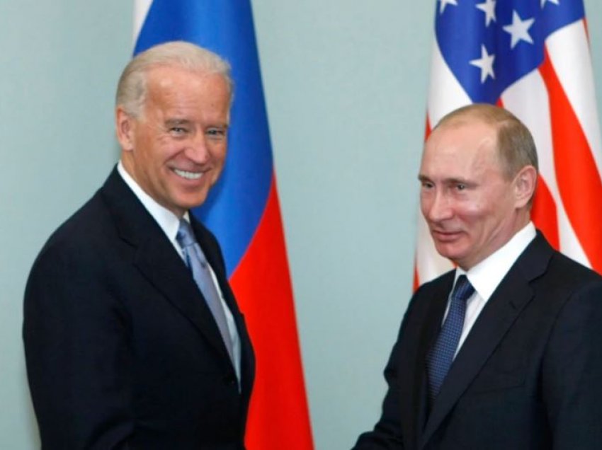 Putini fton presidentin Biden në debat publik në internet