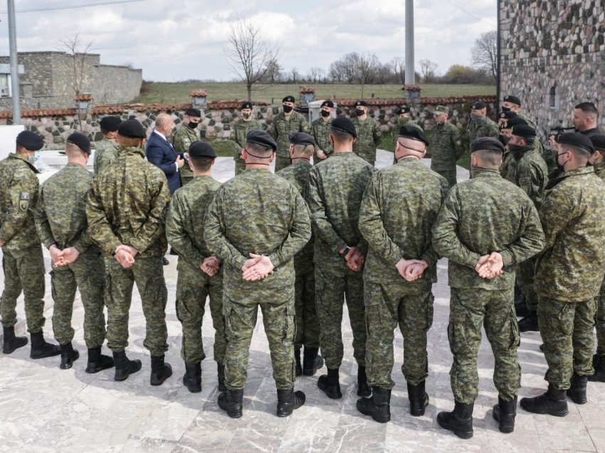 Ramush Haradinaj rrethohet nga ushtarët e Kosovës në shtëpinë e tij në Gllogjan