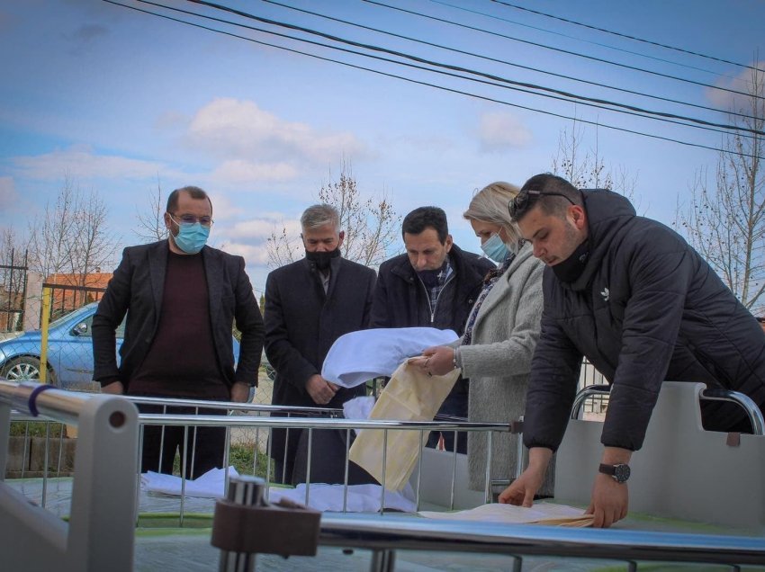 Gjilani pranon 80 shtretër e pajisje teknologjike, donacion i bashkatdhetarit Mehmet Sopa