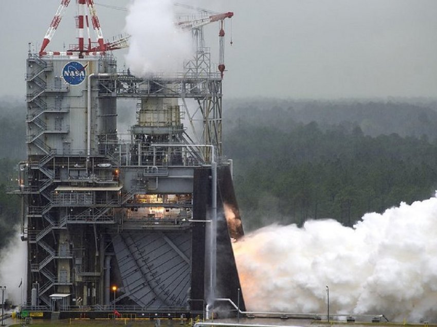 NASA teston raketat që do dërgojnë njerëz në Hënë