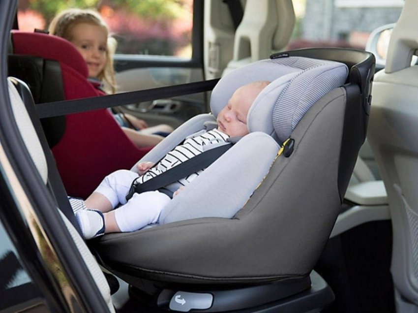 Rreziqet që përfshin vendosja e karriges së makinës së një foshnjeje