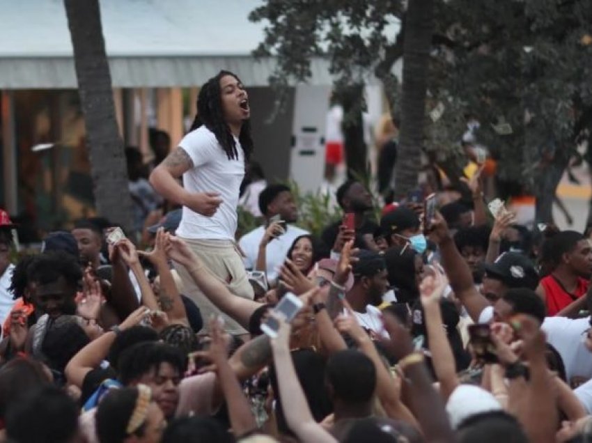 Mbrëmjet e “shfrenuara” të studentëve në kohë pandemie, po shkaktojnë probleme në Miami