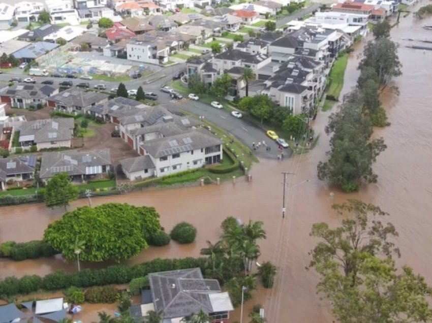 Mijëra australianë do të evakuohen nga përmbytjet 