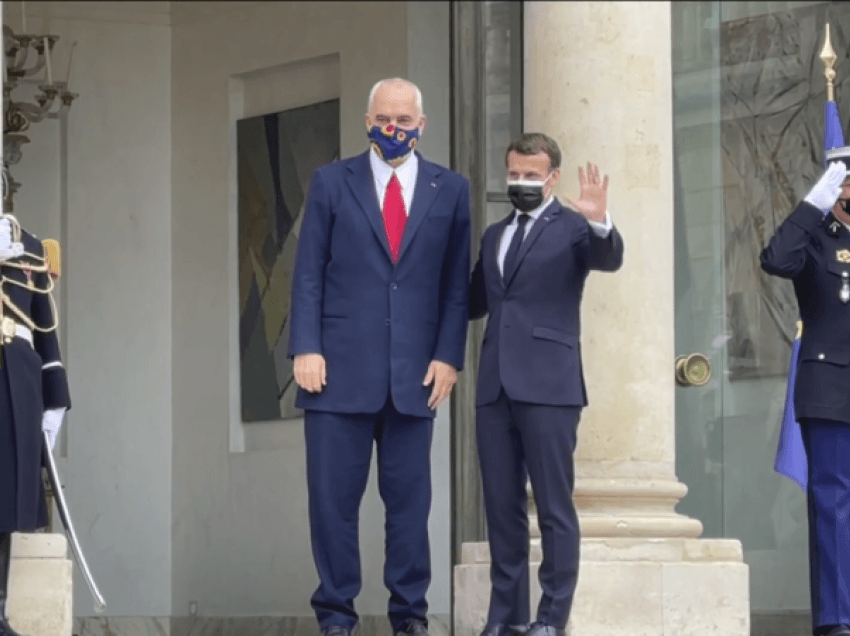 Rama mbërrin në Pallati Élysée, shtrëngime duarsh e pritje e ngrohtë nga Macron