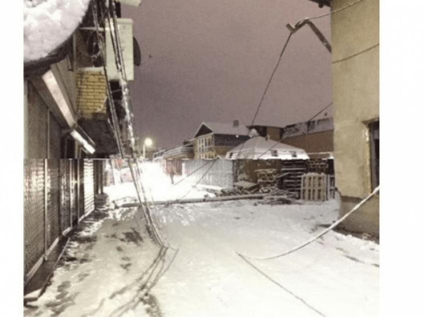 Rrëzohet shtylla elektrike në lagjen Tophane të Prishtinës