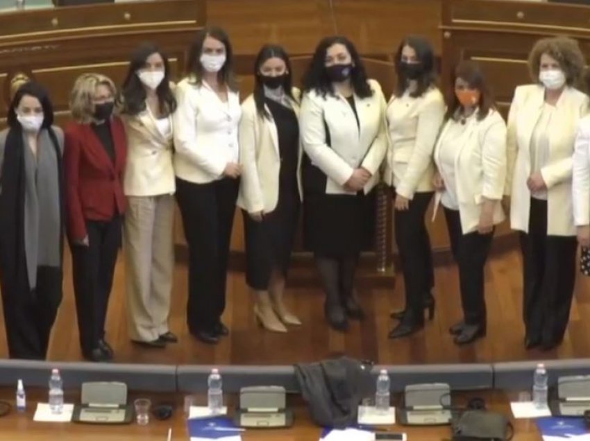 Deputetet e Kuvendit fotografohen bashkë, veshur në të bardha
