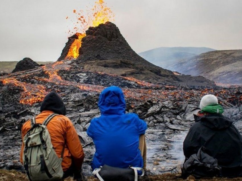 Pas shpërthimit të vullkanit në Islandë, njerëzit nxitojnë drejt malit dhe shkrepin foto me llavën në sfond 