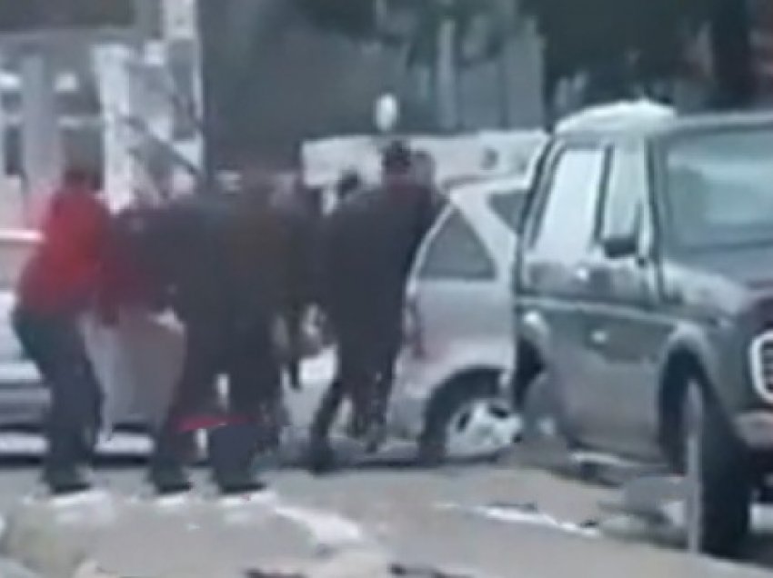 Dalin pamjet nga përleshja në Deçan, ku shtatë persona u rrahën e u therën me thika