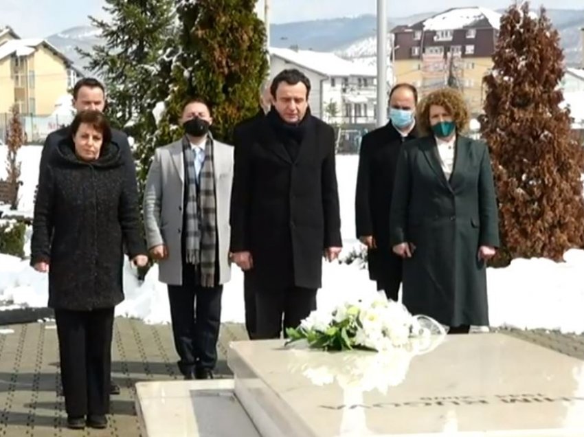 ​Kurti përkulet te varri i Rugovës: Në seancën e radhës do ta zgjedhim Vjosa Osmanin presidente të vendit