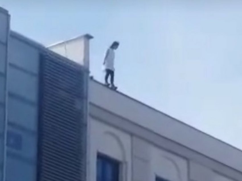 Policia shpëton vajzën që tentoi të hidhet nga një ndërtesë në Prishtinë 