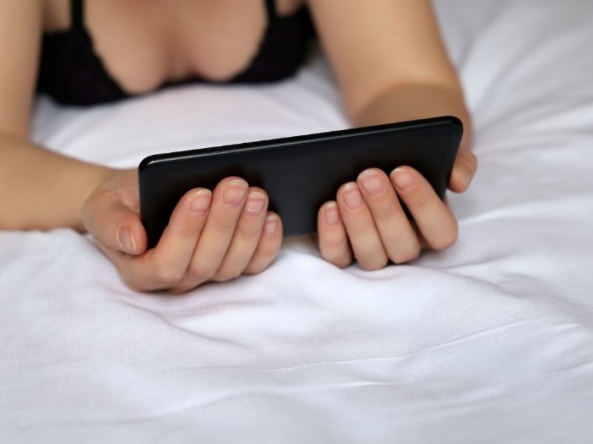 Ky shtet bllokon pornografinë nëpër celularë