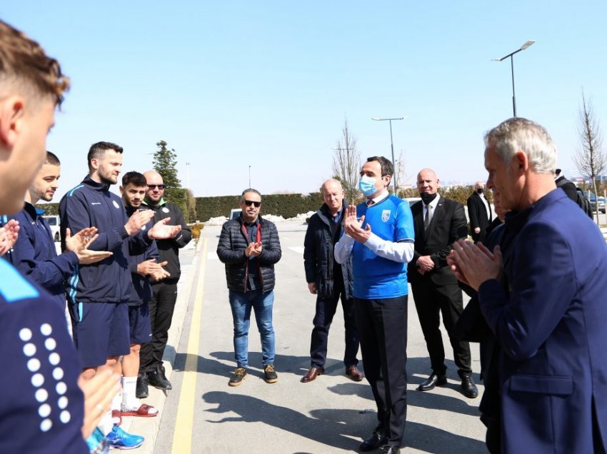 Kryeministri Kurti vizitoi Kombëtaren e Kosovës, presidenti Ademi ia dhuron fanellën dardane 