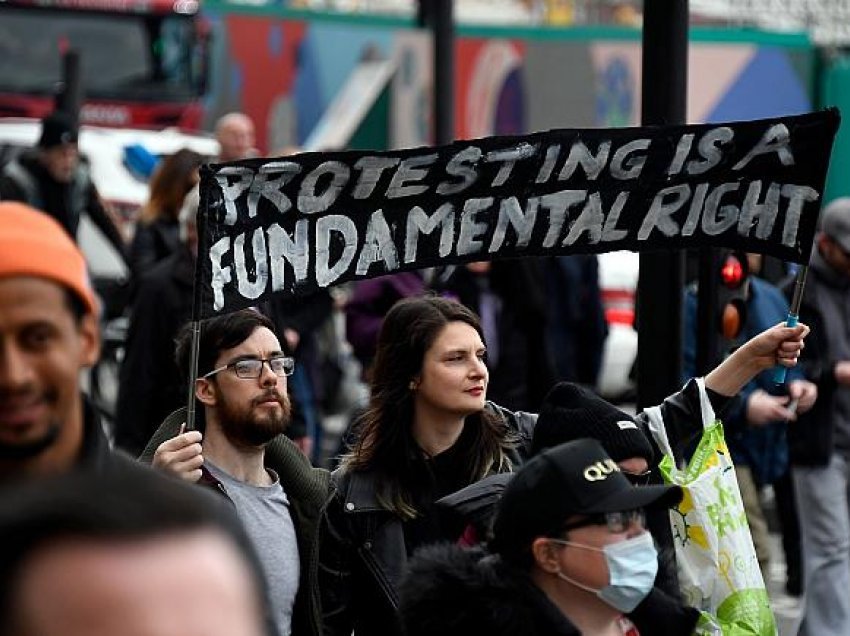 Dhunë në Angli, qytetarët kundërshtojnë projektligjin për protestat e rrugës 