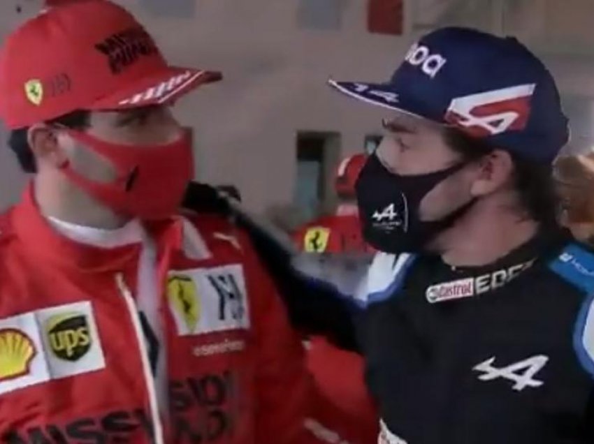 Momenti i takimit nërmjet Alonsos dhe Sainz bëhet viral