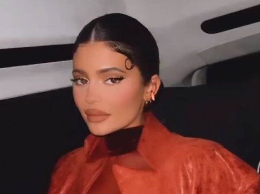 Kylie Jenner ‘ndez’ rrjetin me veshjen e ngjitur pas trupit