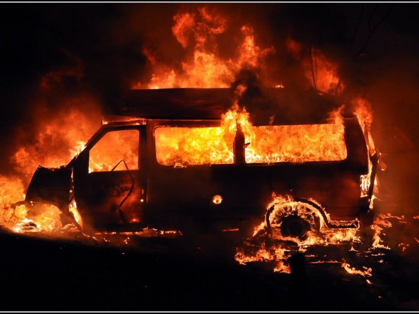 Vlorë, zjarri në oborrin e banesës djeg furgonin dhe dëmton Pegeotin