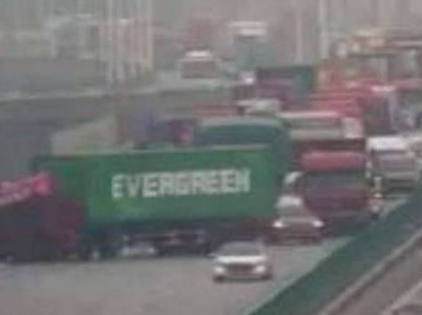 Pas anijes në Kanalin e Suezit, kamioni i Evergreen shkaktoi një bllokim trafiku në Kinë – fotografia bëhet virale