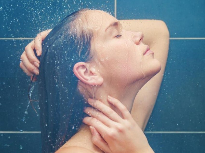 Këto gabime në dush dëmtojnë lëkurën tuaj