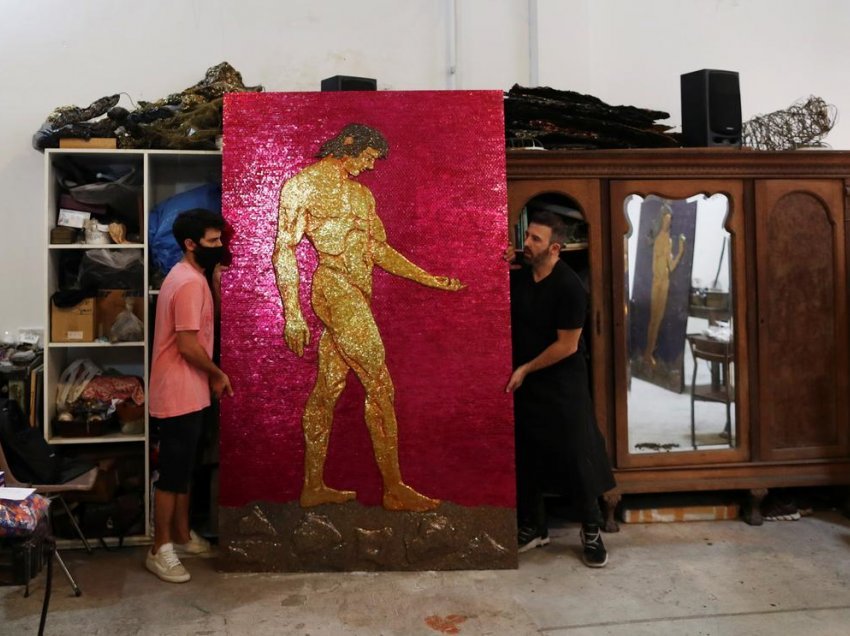 “Dhimbja në bukuri”, skulptori i kthen mbeturinat pandemike në art