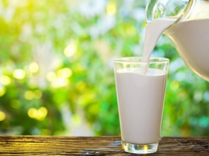 A duhet të pimë qumësht në mëngjes? Surprizojnë ekspertët e shëndetit