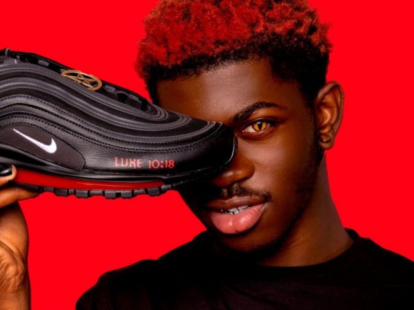 Lil Nas X dizajnon modelin e atleteve që përmbajnë gjak njeriu “Satan Shoes”