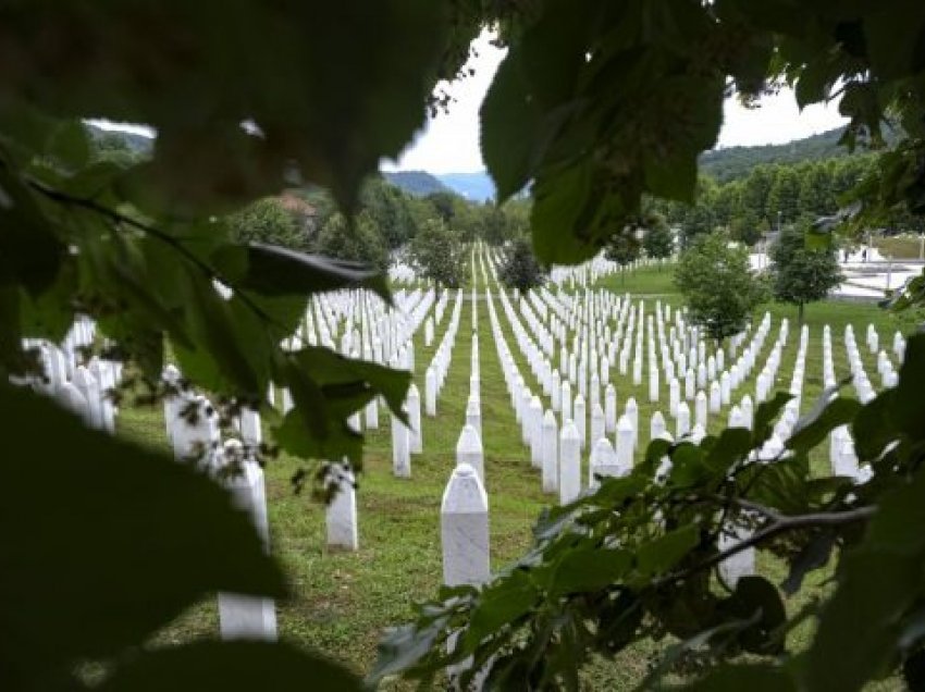 BE reagon ashpër, dënon mohimin e gjenocidit të Srebrenicës