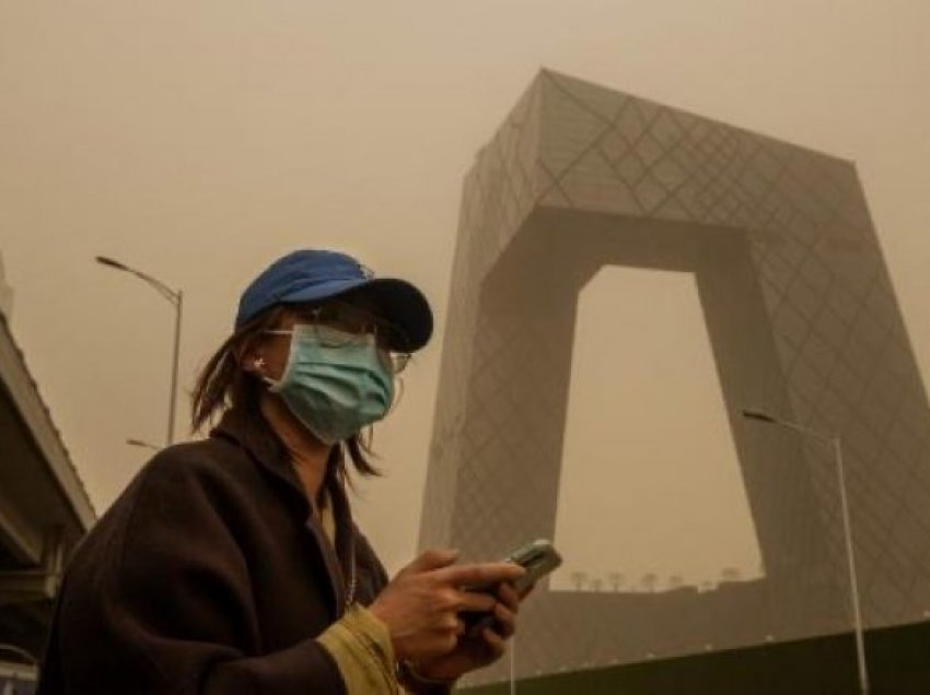 Stuhia e rërës në Pekin e kthen diellin në të kaltër