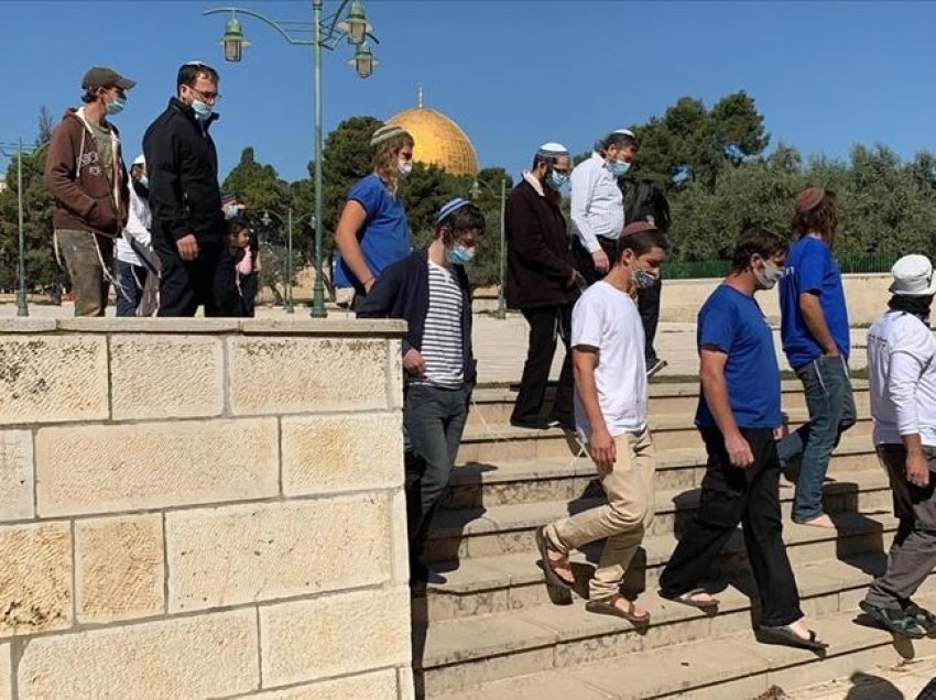 Qindra hebrenj fanatikë bastisin Aksanë të shoqëruar nga policia izraelite