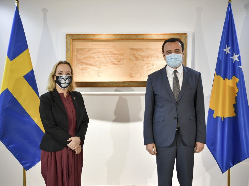 Maska e veçantë e ambasadores së Suedisë në takimin me Kurtin