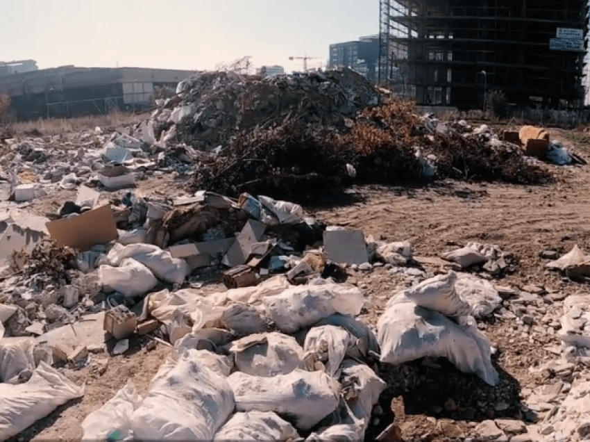 Tetovë, ndizen mbeturinat në deponitë e egra