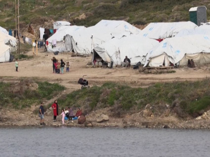 Grekët të lodhur nga azilkërkuesit, banorët kërkojnë shpërnguljen e tyre
