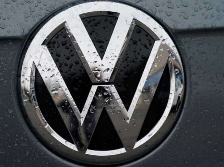 VW-ja pret që mungesa e çipave të frenojë prodhimin e veturave