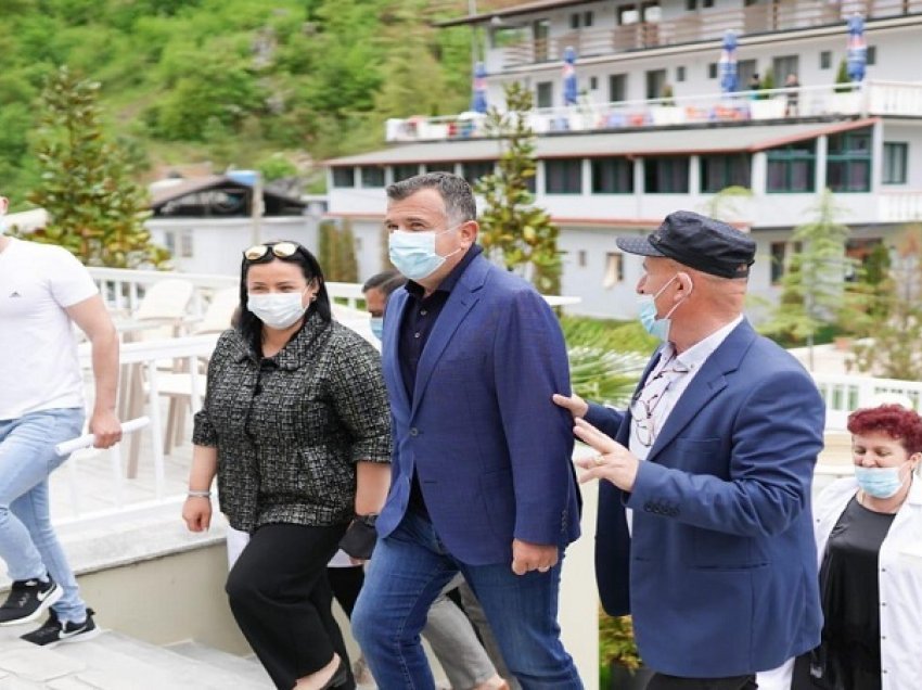 Nis vaksinimi i stafeve hoteliere në Llixhat e Elbasanit, Balla: Ftoj gjithë shqiptarët të vizitojnë Treganin