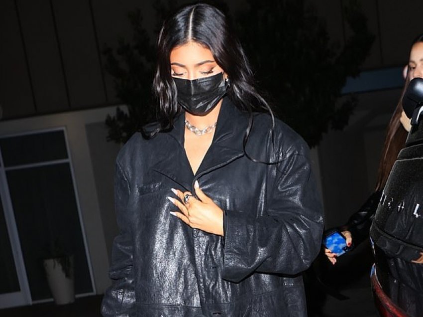 Kylie Jenner merr vëmendje me dukjen teksa del për darkë me shoqen e ngushtë