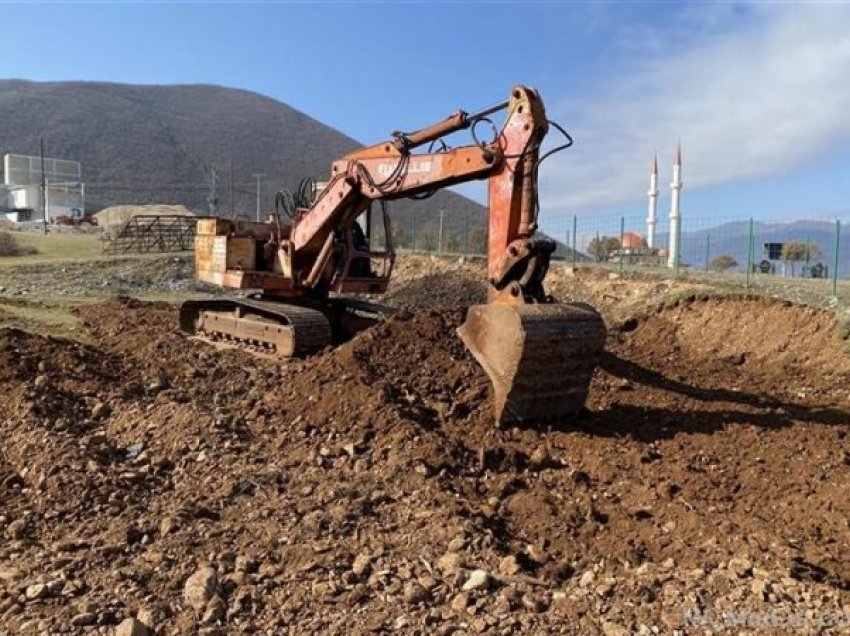 Aksidentohet eskavatori në Berat, në gjendje të rëndë drejtuesi