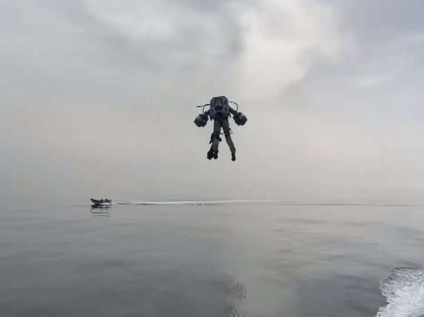 Marinsat britanikë testojnë kostumet fluturuese mbi det