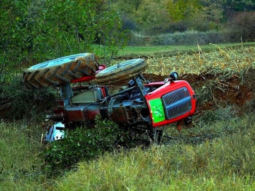 Mitrovicasi humb jetën pasi i rrokulliset traktori