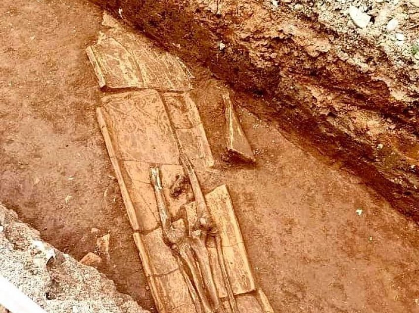 Punimet për rrjetin e ujësjellësit zbulojnë varrin 2 mijëvjeçar në Tiranë