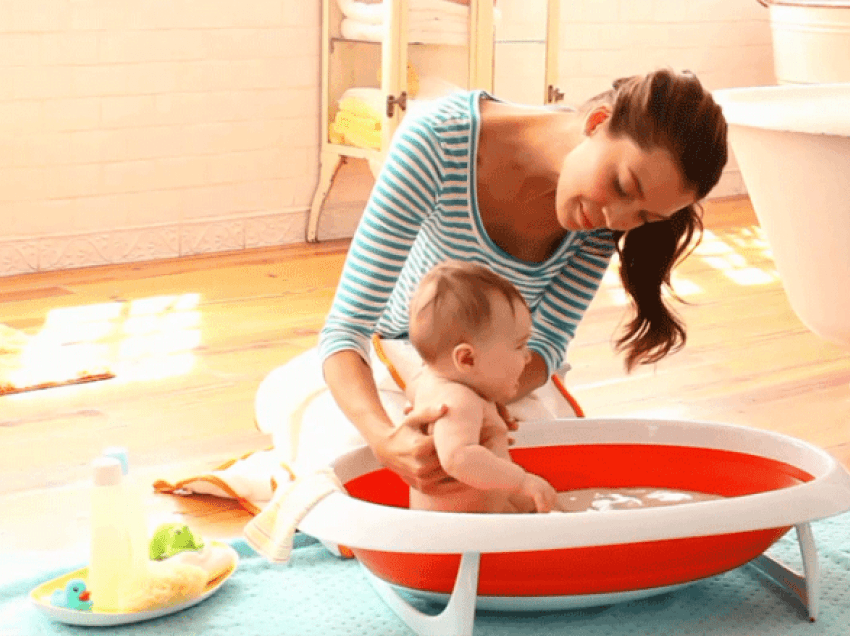 Njohuri themelore për banjën e foshnjave dhe kujdesi për kërthizën