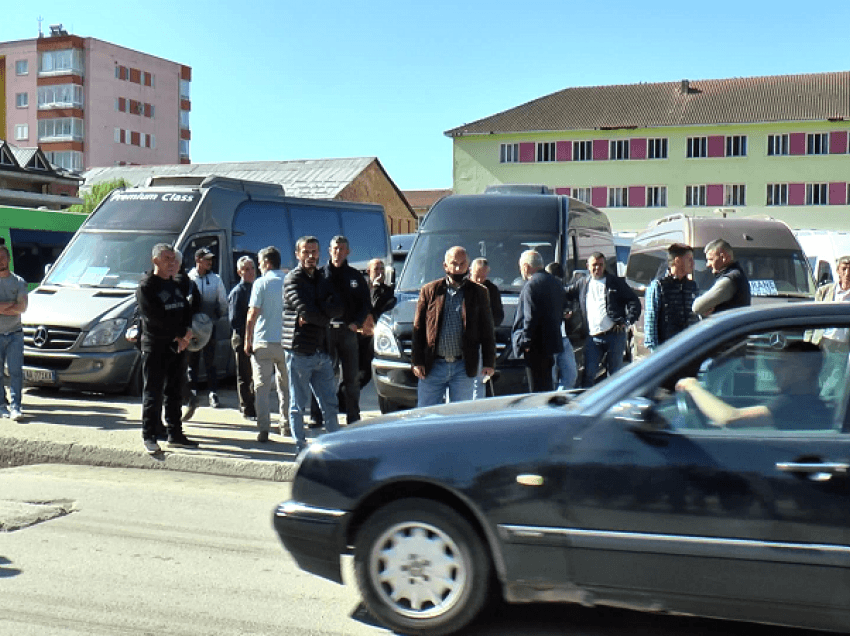 Shoferët e furgonave në Dibër, protestë për largimin nga terminali, bllokohen pasagjerët