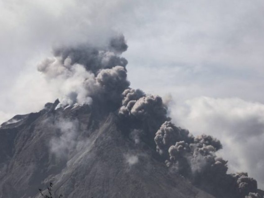 Shpërthen vullkani në Sumatra, urdhërohet evakuimi i njerëzve