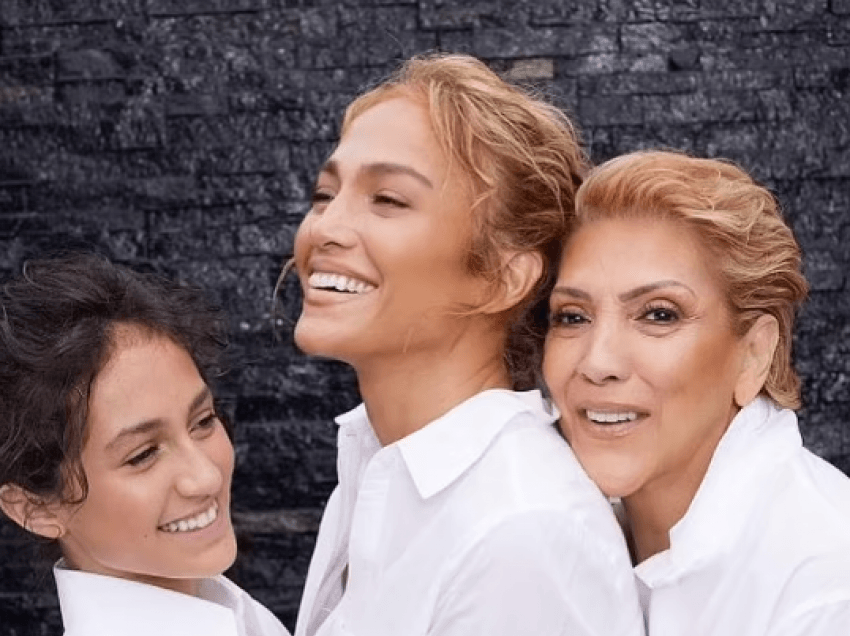 Jennifer Lopez shfaqet atraktive në fotosesionin e realizuar me nënën dhe vajzën e saj