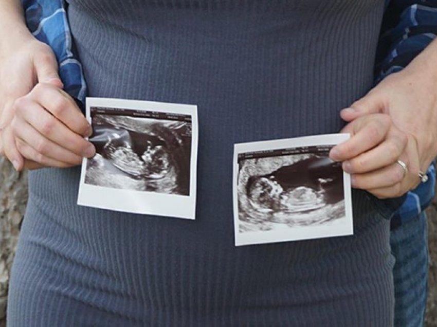 Cilat komplikime janë të zakonshme në shtatzënitë me binjakë