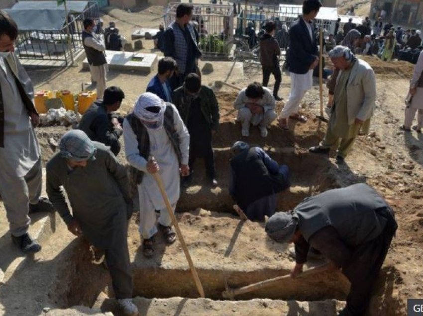 Shpërthimi në Kabul: Familjarët varrosin disa nga fëmijët e vdekur